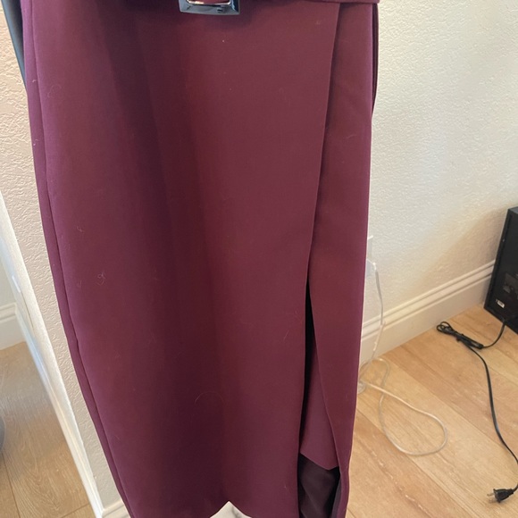 Sleeveless dress with belt and skirt has opening. - Picture 2 of 5